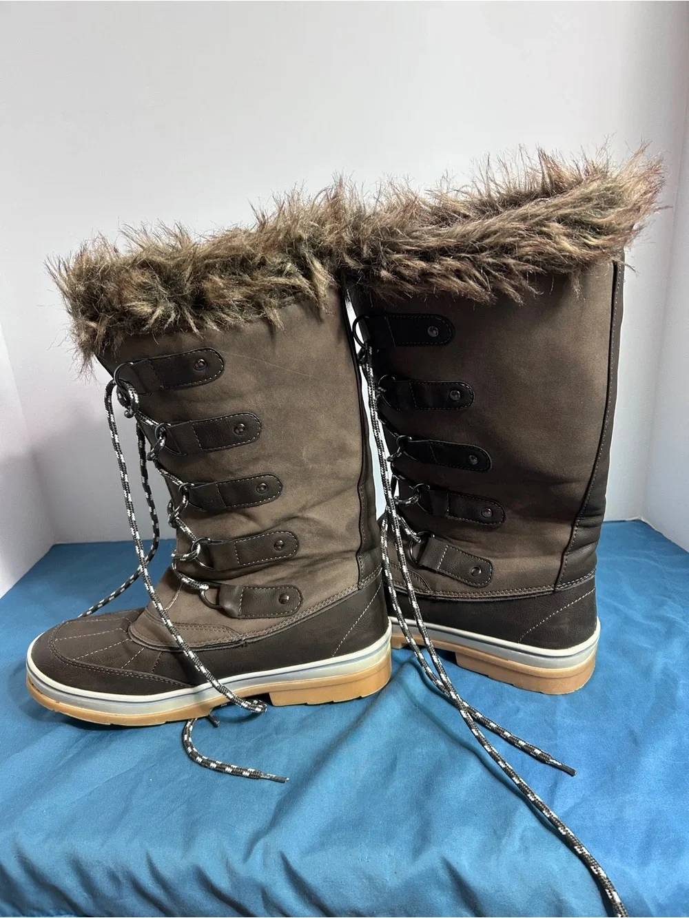 Women’s size large 8/9 Brown Faux-Fur Trim Tall Winter Lace-Up Boots